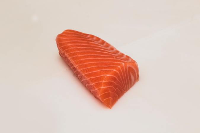 ¿Qué tan bueno es comer salmón crudo?